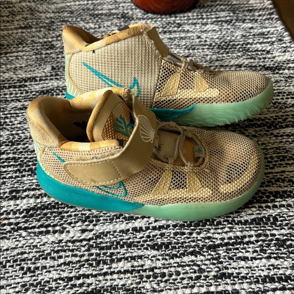 Nike Kyrie Irving tan camo/turquoise size 10C - Picture 4 of 5